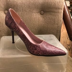 Pink and Purple “Snake Skin” Pump 8.5